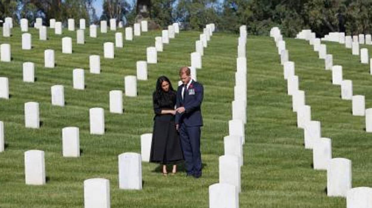 El Príncipe Harry y Meghan en su visita al cementerio nacional de Los Ángeles