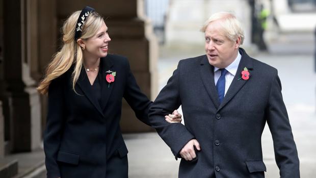 La alargada mano de la novia de Boris Johnson en el 10 de Downing Street