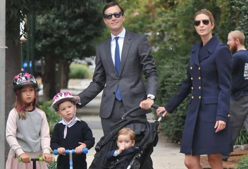 Ivanka Trump junto a su marido y sus tres hijos