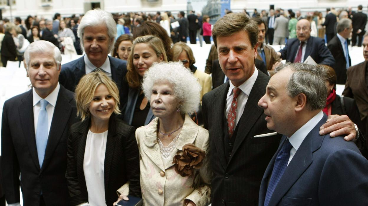 Cayetana de Alba, en 2010, junto a cinco de sus hijos: Carlos, Eugenia y Jacobo (con su esposa Inka Martí) a la izquierda y Cayetano y Fernando a la derecha