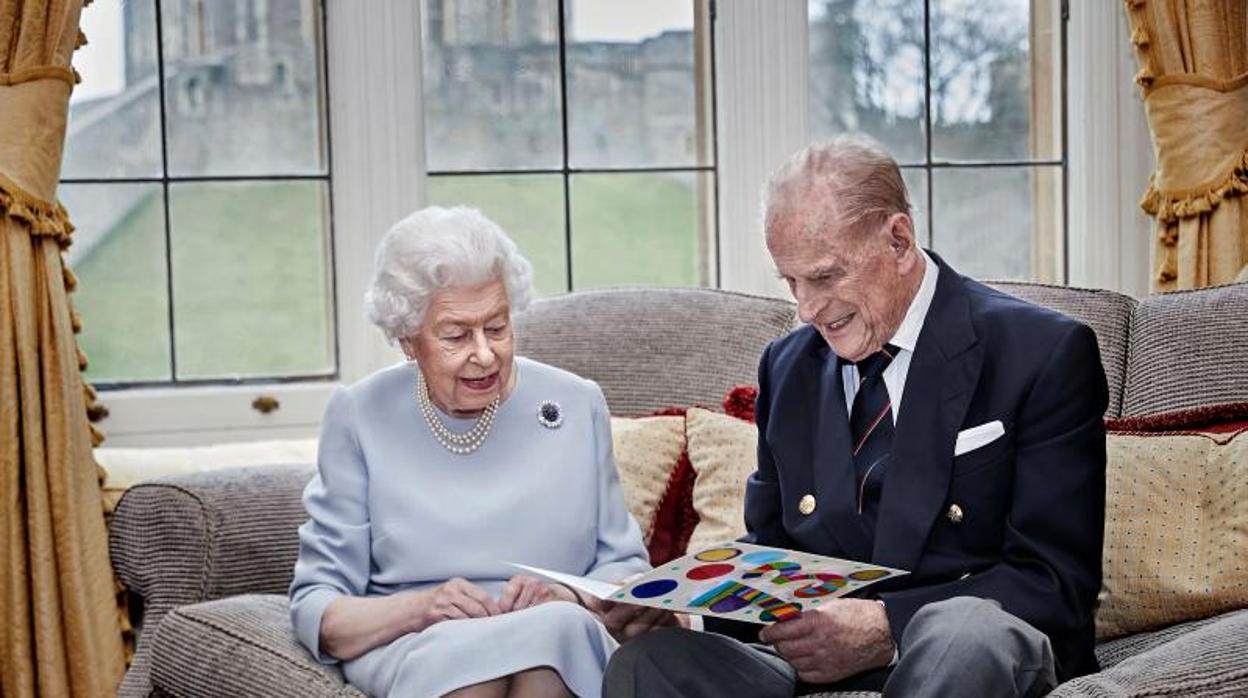 La Reina Isabel II con su marido, Felipe de Edimburgo