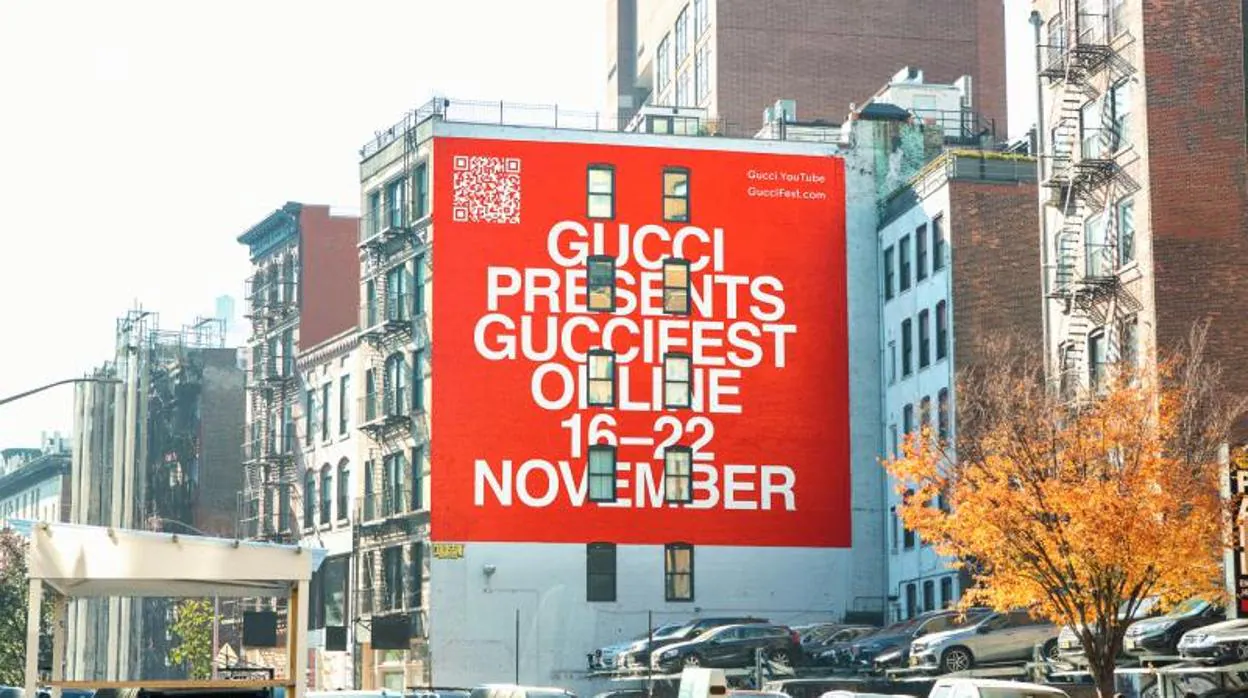Sobre estas líneas cartel que anuncia el GucciFest Online, la nueva plataforma ideada por Alessandro Michele para reforzar la marca italiana