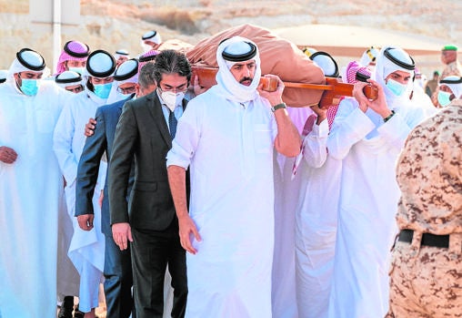 Los nietos de Jalifa de Bahréin, el pasado 12 de noviembre, durante el funeral en la ciudad de Riffa