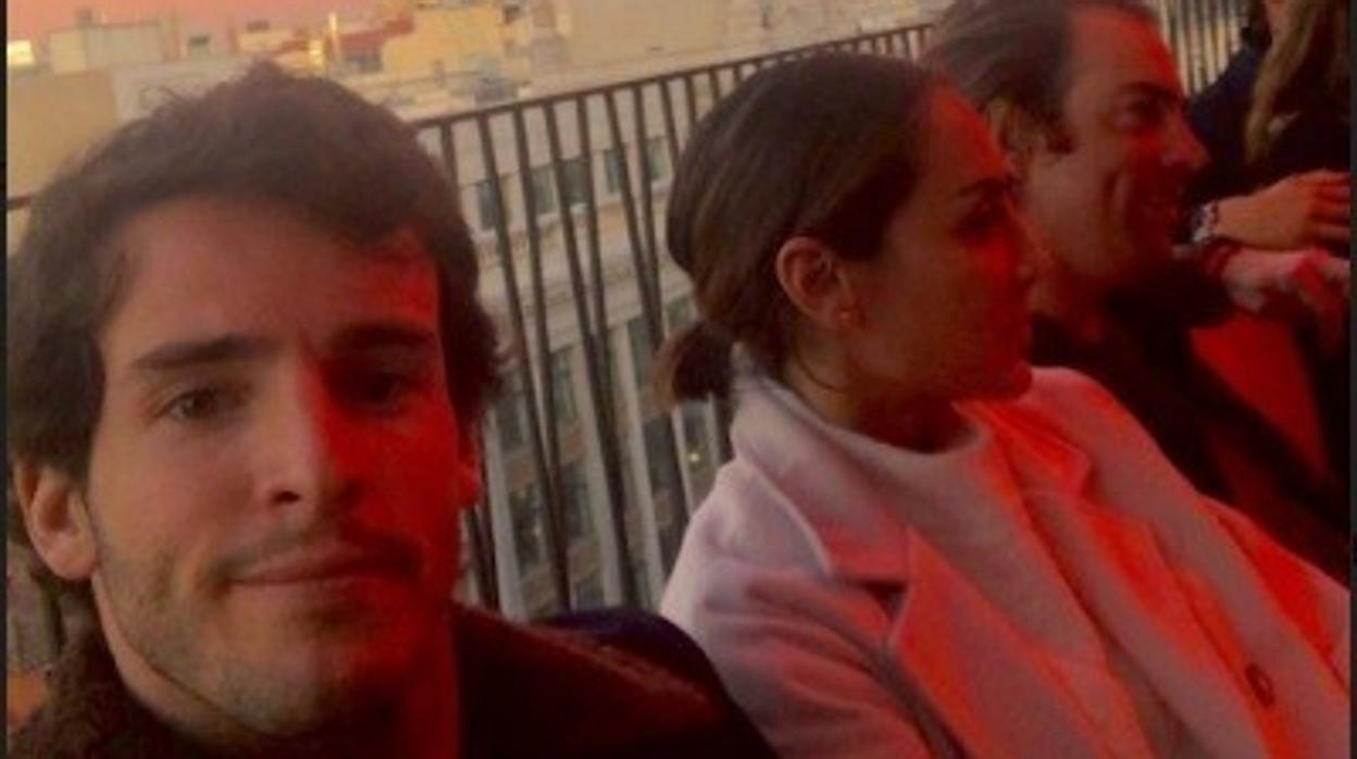 Íñigo Onieva ha ido dejando pistas sobre su «amistad» con Tamara Falcó, como esta imagen subida a sus redes en las que ambos aparecen junto a unos amigos en la terraza del Hotel Four Seasons