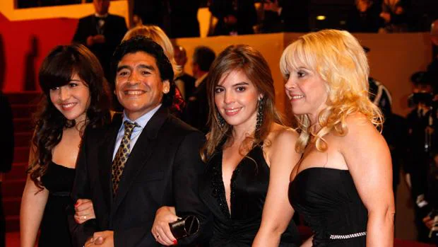 La complicada gran familia Maradona: tres mujeres, cinco hijos y demasiados reproches