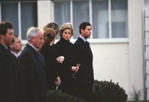 El Príncipe Carlos al lado de la difunta Princesa Diana en el funeral de Hugh Lindsay