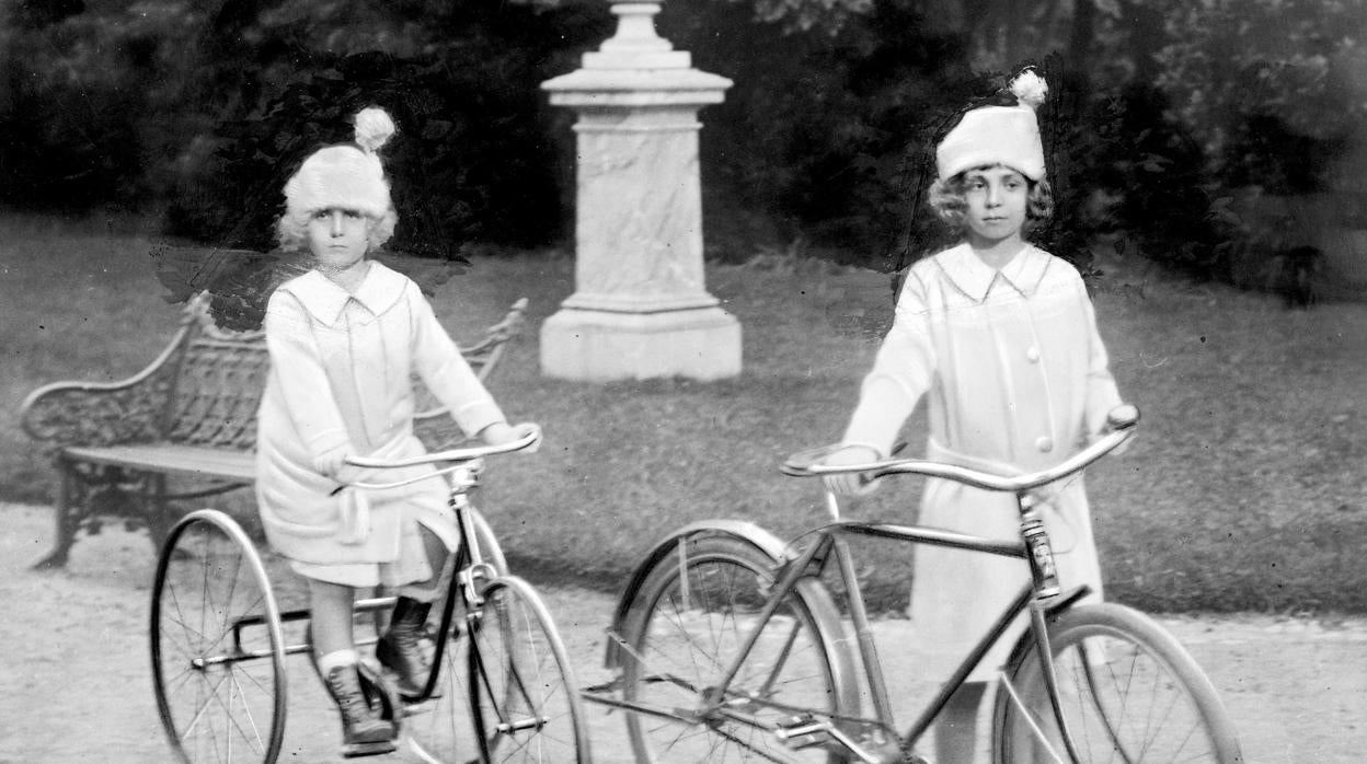 Beatriz y Cristina de Borbón en 1926, durante un paseo en el Campo del Moro