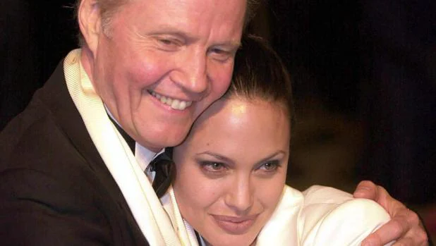 La defensa de John Voight a Trump le aleja de su hija Angelina Jolie