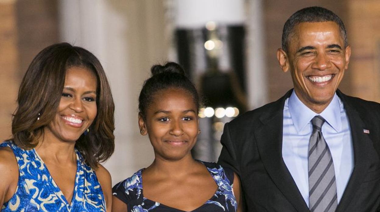 Sasha Obama con sus padres, Michele y Barack Obama en 2014