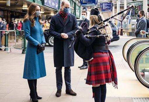 Los Duques de Cambridge en su llegada a Edimburgo