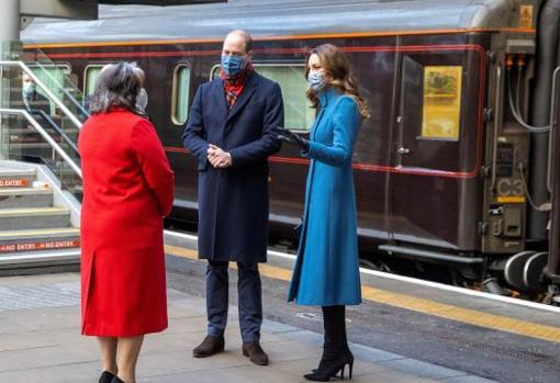 Los Duques de Cambride junto al tren de la Reina Isabel II