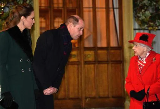 Los Duques de Cambridge junto a la Reina Isabel II