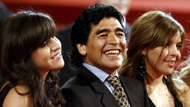 El tesoro de Maradona varado en un puerto complica el reparto de la herencia
