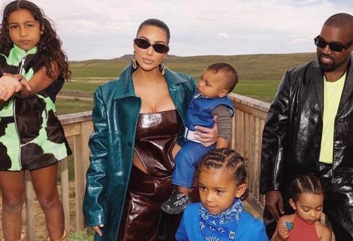 Kim Kardashian junto a sus hijos y su marido, Kanye West