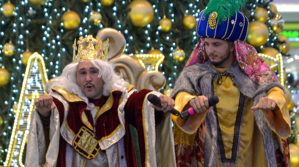 Kiko Rivera y Omar Montes, durante el acto en el centro comercial