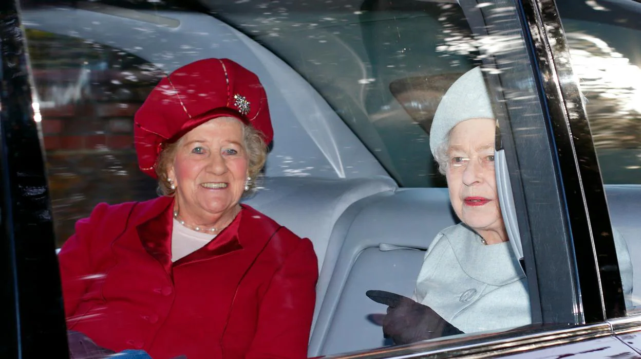 La Reina Isabel II junto a su prima Lady Mary
