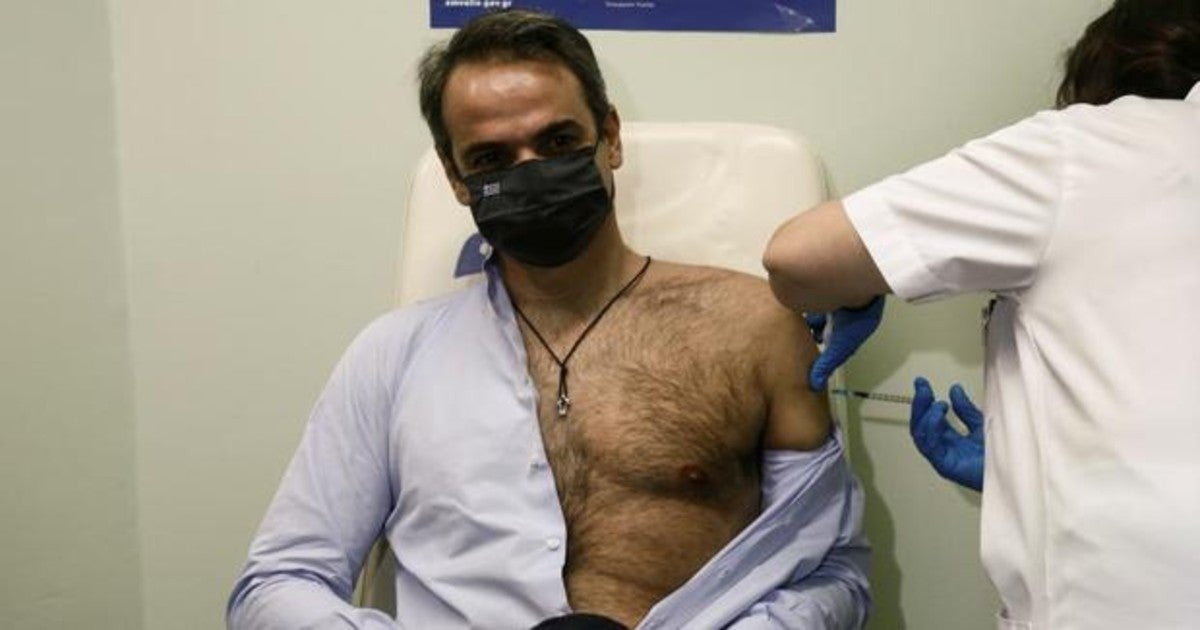 El primer ministro Kyriakos Mitsotakis, recibiendo la vacuna