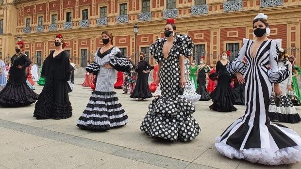 La moda flamenca se manifiesta: «O nos ayudan o desaparecemos»