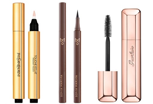 De izquierda a derecha: Iluminador Corrector Touche Éclat de Yves Saint Laurent (24,99 €); Eyeliner de punta fina y alta precisión Black Stroke de Sonia Marina (25 €); y Máscara de pestañas Mad Eyes de Guerlain (35,50 €).