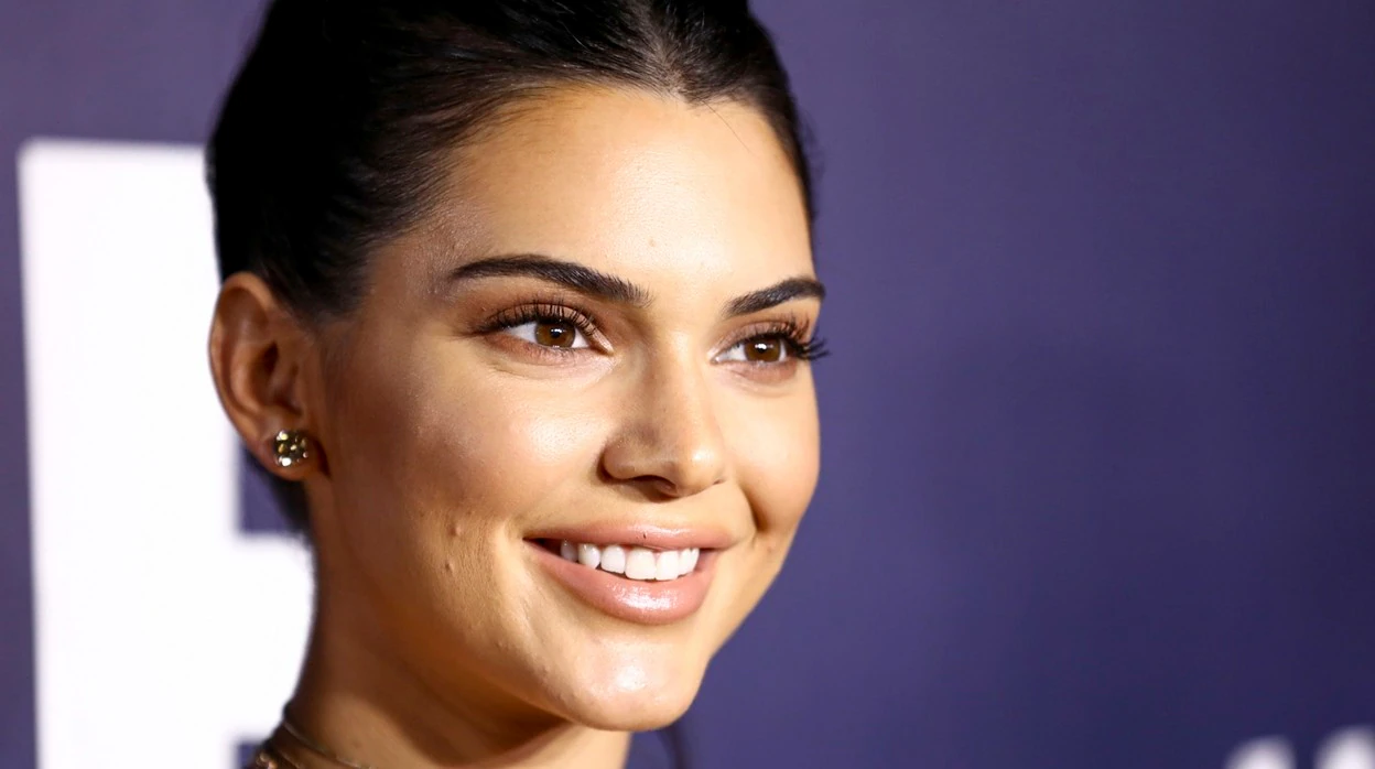Las pieles con acné, como la de la modelo Kendall Jenner, tienen que elegir cosméticos no comedogénicos y libres de grasas para evitar que el problema empeore por el uso de maquillaje.