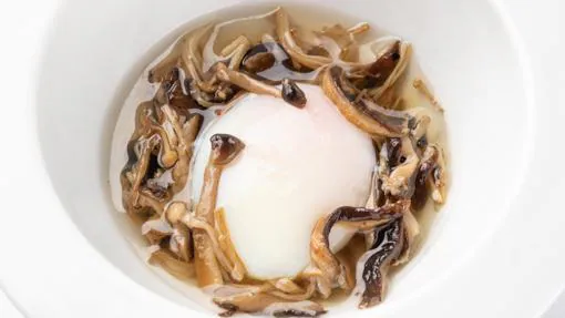 Huevo de corral a baja temperatura con consomé de ternera y setas de temporada