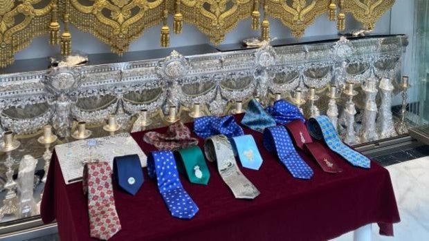 Aurora Gaviño presenta corbatas y pañuelos inspirados en la Hermandad de la Sed