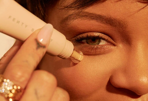 Rihanna con el nuevo iluminador Bright Fix Eye Brightener de Fenty Beauty (24 €), el último lanzamiento de su firma cosmética.