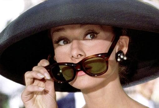 Pañuelo a la cabeza: el gesto de estilo de Audrey es tendencia