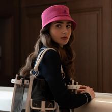 Lily Collins con gorro Kangol en la serie 'Emily en París'