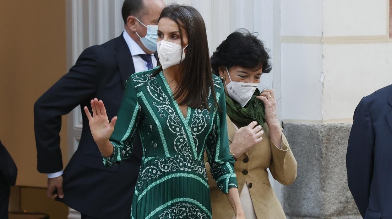 La reina Letizia con vestido estampado en color verde de Sandro