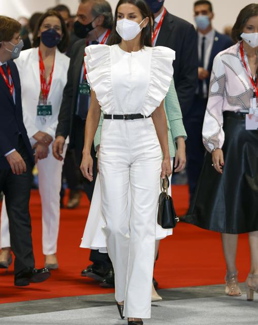 La Reina Letizia sorprende con un mono blanco de volantes en la inauguración de Fitur