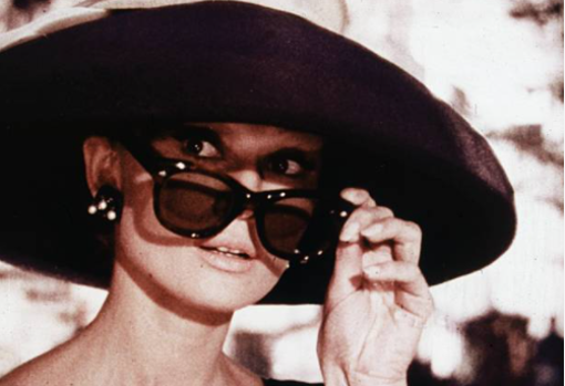 Audrey Hepburn con gafas de sol de pasta en color negro