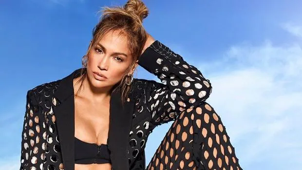 Jennifer Lopez cambia de look y se corta flequillo