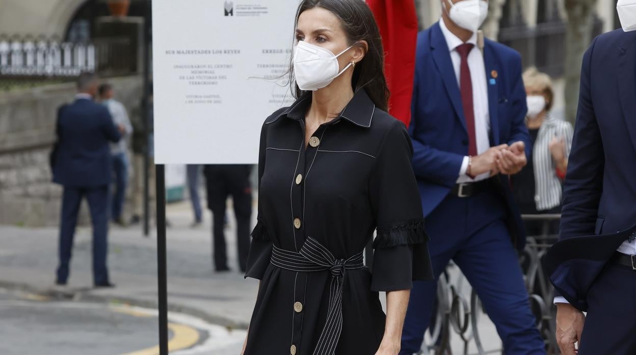 La reina Letizia con vestido de Leyre Doueil