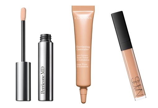 De izquierda a derecha: Corrector No Makeup Concealer Perricone MD (37 €), de textura cremosa, con SPF 20 y una fórmula que trata la pigmentación alrededor del área de los ojos; Corrector antiojeras Everlasting Concealer de Clarins (30,50 €), de larga duración y una fórmula con escina de castaña de Indias, que contribuye a mejorar la microcirculación y a atenuar el aspecto de las bolsas; Corrector antiojeras Radiant Creamy Concealer de Nars (27,45 €), de textura untuosa y acabado luminoso, con cobertura modulable y activos hidratantes y multiacción