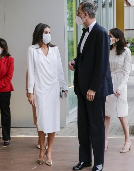 Doña Letizia con un vestido blanco muy estiloso en la sede de Vocento.