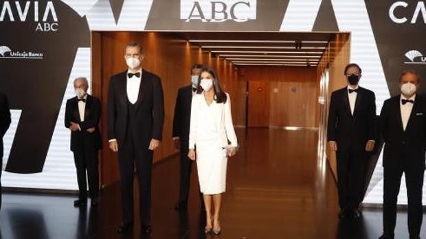 Doña Letizia deslumbra de blanco en los Premios Cavia de ABC