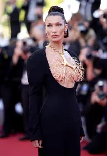 El diseño de Schiaparelli acaparó todoas las miradas durante la alfombra roja del Festival de Cannes