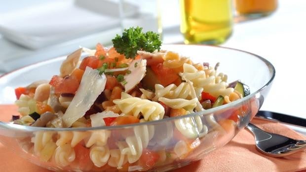 Fácil y rápida ensalada de pasta con atún y tomate