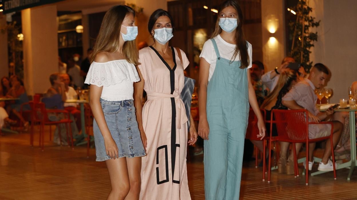 Doña Letizia junto a la princesa Leonor y la infanta Sofía en una de sus salidas en Palma de Malloca