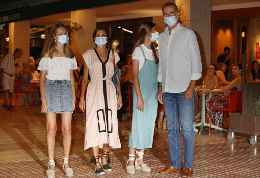 La Familia Real al completo en una de sus salidas nocturnas de vacaciones en Palma