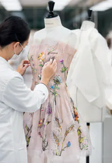 Trabajo sobre el vestido de Natalie Portman para Miss Dior
