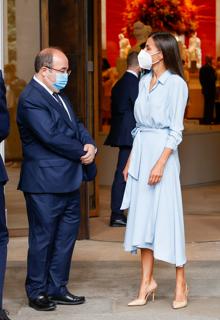 Doña Letizia con vestido azul de Pedro del Hierro durante un acto en el Museo del Prado