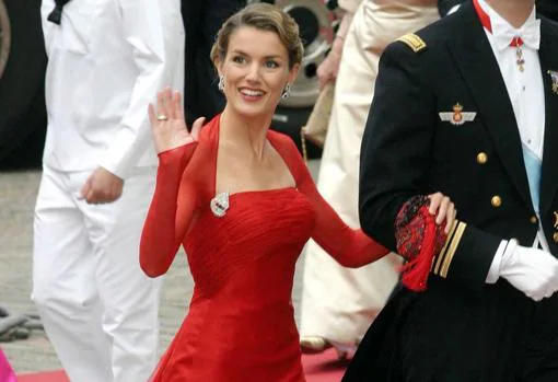 Doña Letizia con vestido rojo de Lorenzo Caprile