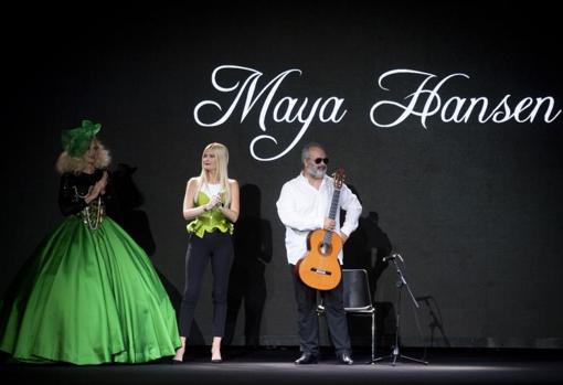 FMaya Hansen, el centro de la imagen, junto a la modelo Sabine y el guitarrista David González