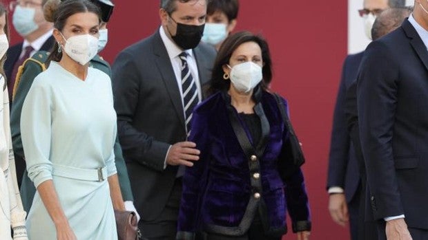 La Reina Letizia escoge un vestido color pastel para el desfile de las Fuerzas Armadas