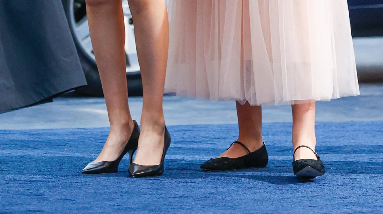 Los pies de Leonor y Sofía en los premios Princesa de Asturias.