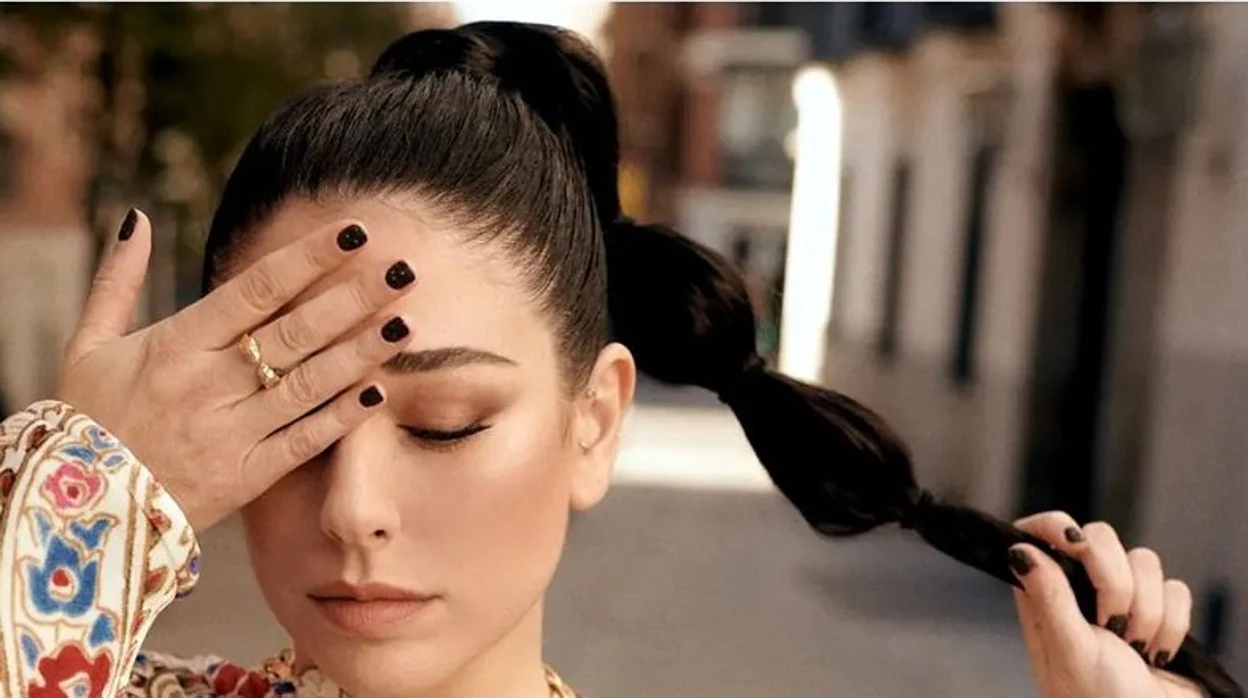 Blanca Suárez apuesta por las uñas oscuras, una de las tendencias de este otoño para lucir las manicuras más trendy.