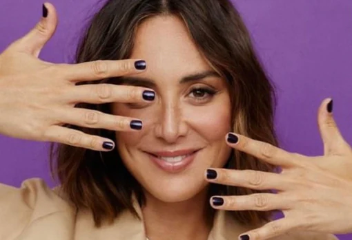 Las uñas oscuras en negro o azul marino son un clásico de la estación más fría. Tamara Falcó ya se ha unido a la tendencia del dark nail.