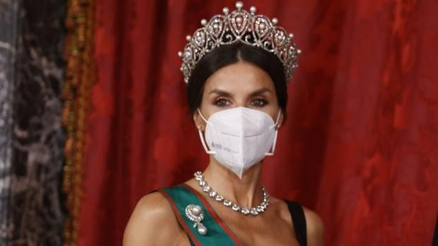 La Reina Letizia ejerce de perfecta anfitriona con un soberbio vestido de gala